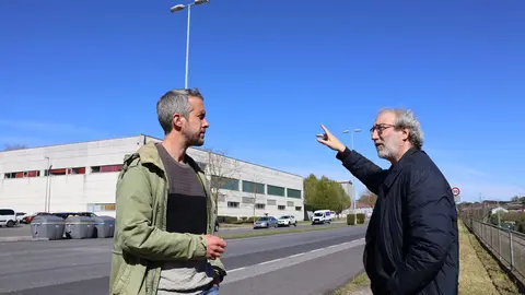 Rub&eacute;n Arroxo supervisando los trabajos de renovaci&oacute;n del alumbrado p&uacute;blico en la avenida Infanta Elena, que reducir&aacute;n el consumo energ&eacute;tico y modernizar&aacute;n la iluminaci&oacute;n.