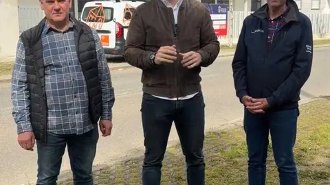 Teddy L&oacute;pez, Antonio Ameijide e Luis Fernandez diante a residencia da Pobra do Broll&oacute;n