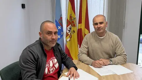 H&eacute;ctor Souto y Alfredo Bea, durante la firma del convenio para que el embalse de Vilasouto, en O Incio, albergue una prueba de pirag&uuml;ismo de base