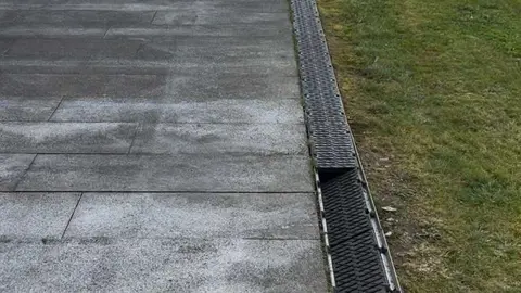 Rejillas reventadas en el auditorio Fuxan os Ventos