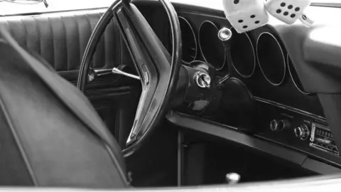 Coche antiguo, volante, conducci&oacute;n