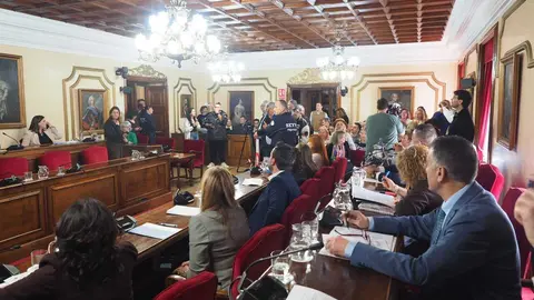 Mar&iacute;a Reigosa, a la izquierda, minutos antes de empezar el pleno