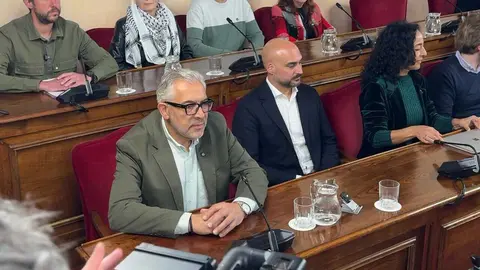 Miguel Fern&aacute;ndez, delante de Rub&eacute;n Arroxo. Pradero