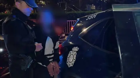 Los agentes acompa&ntilde;an al hombre al interior del coche patrulla. Pradero