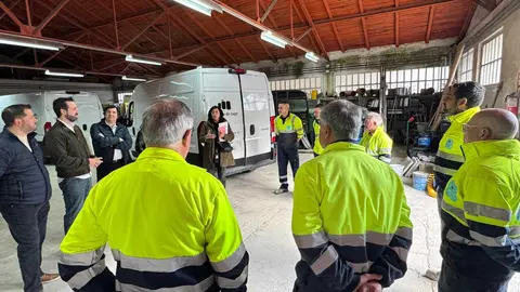 Elena Candia, con los integrantes de la brigada de Obras