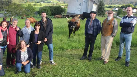 Foto Arquivo. Daniel Garcia nunha visita a unha gander&iacute;a de razas aut&oacute;ctonas de Barreiros