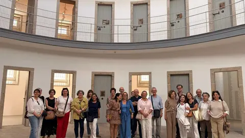 Alumnos s&eacute;nior de la UNED, durante la visita a O Vello C&aacute;rcere