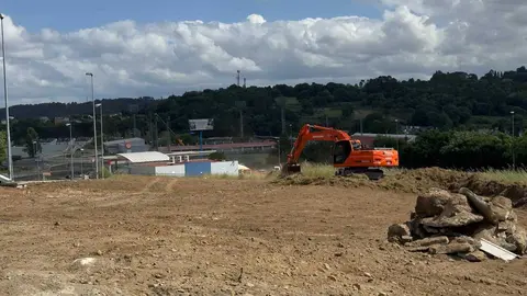 Inicio de las obras de urbanizaci&oacute;n en A Cheda, al lado de la N-VI y el Carrefour