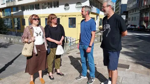 Rub&eacute;n Arroxo y Alexandre Penas, con vecinas de Recatelo