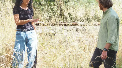 Ana Gonz&aacute;lez y Jorge Bustos, en la maleza