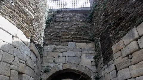 Porta Mi&ntilde;&aacute;, en el entorno de la Casa Torre de Lugo. Foto: Miguel Hermoso Cuesta / Wikimedia Commons (CC BY-SA 4.0).