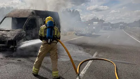 Calcinada una furgoneta en la A-6, en sentido Lugo