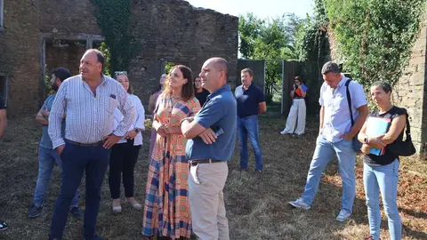 Carmela L&oacute;pez, con Corujo durante la visita a O Incio