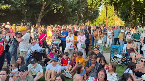 El parque Rosal&iacute;a de Castro se llen&oacute; de lucenses y visitantes.