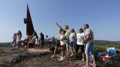 FOTO 2 Guitiriz re&uacute;ne veci&ntilde;anza e visitantes en Santa Mari&ntilde;a para vivir a eclipse solar