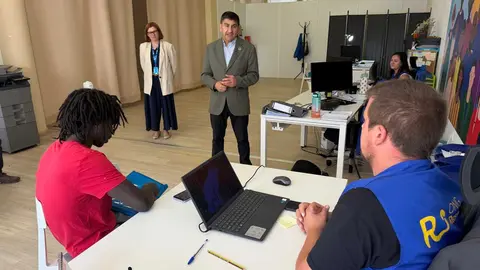 Pedro Blanco, durante la visita a ONG Rescate, en Monterroso
