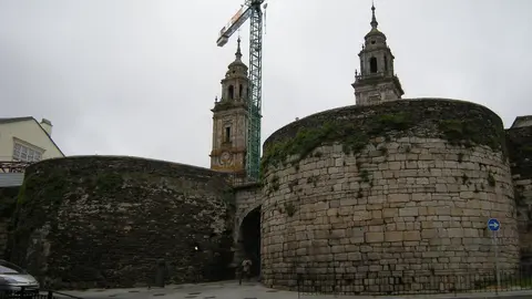 Porta de Santiago. Fuente: Jos&eacute; Antonio Gil Mart&iacute;nez / Wikimedia Commons.