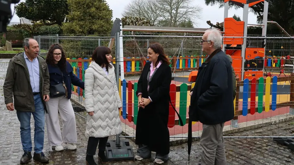 Carmela L&oacute;pez y Marta Rouco, ante el nuevo parque infantil de Vilalba