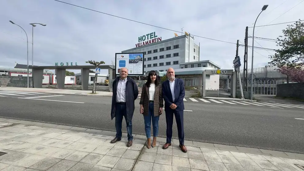 Fern&aacute;ndez, Rouco y Romero, delante del Hotel Villamart&iacute;n