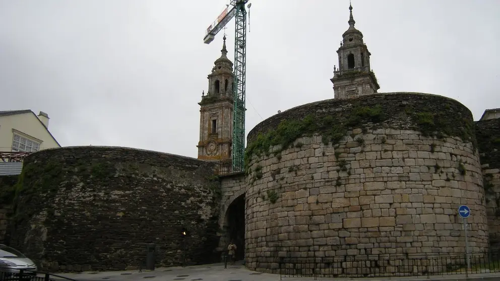 Porta de Santiago. Fuente: Jos&eacute; Antonio Gil Mart&iacute;nez / Wikimedia Commons.