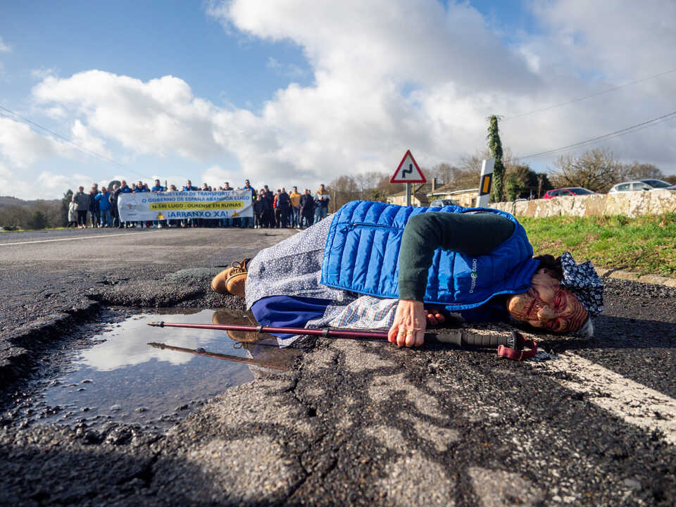 Xuntos por Lugo cortan el trafico de la N-540 a la altura de Calde.
PRADERO