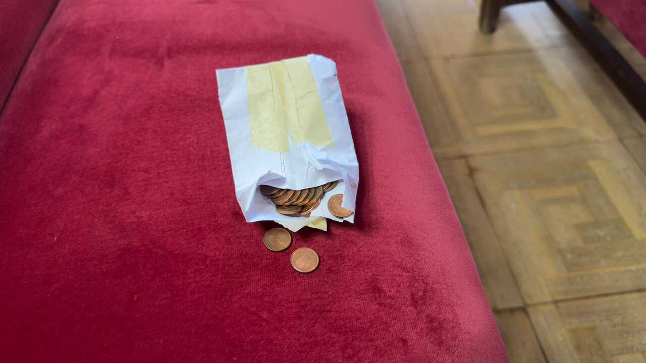 Uno de los sobres llenos de céntimos que le fue arrojado a María Reigosa. Pradero