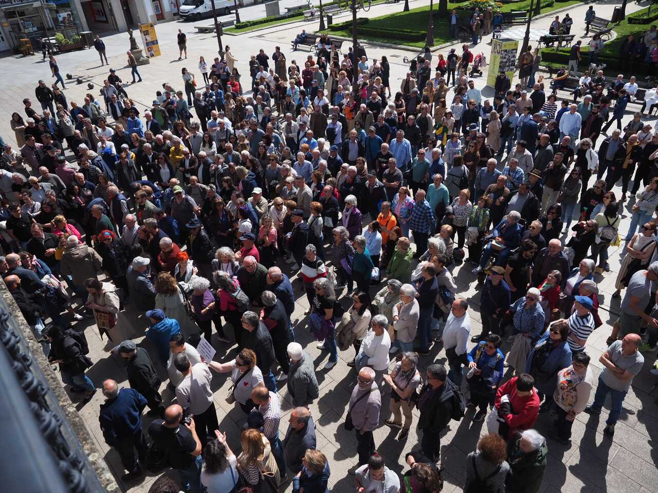 Concentración previa al pleno en la Praza Maior. Pradero