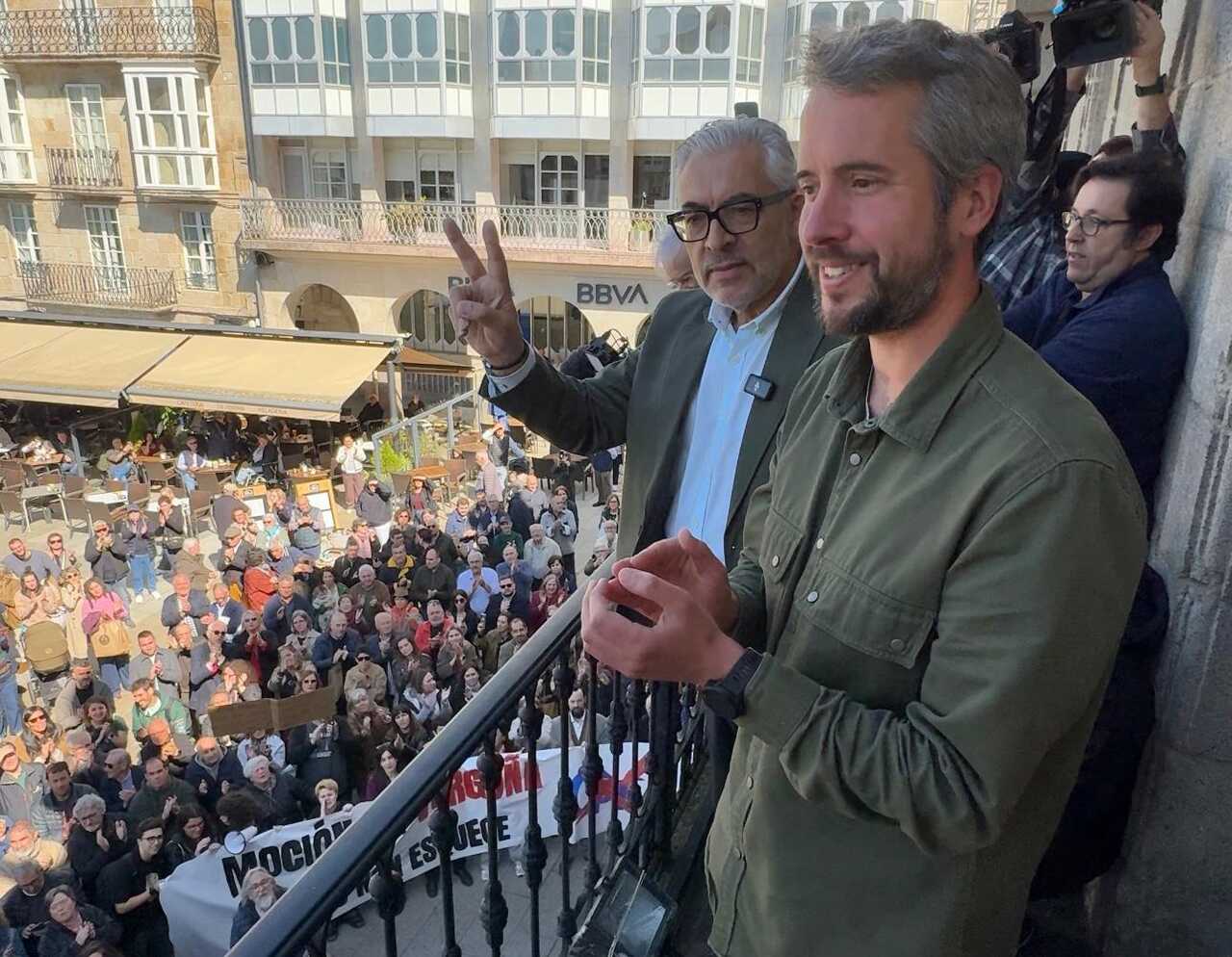 Miguel Fernández y Rubén Arroxo saludan desde el balcón de la casa consistorial. Pradero
