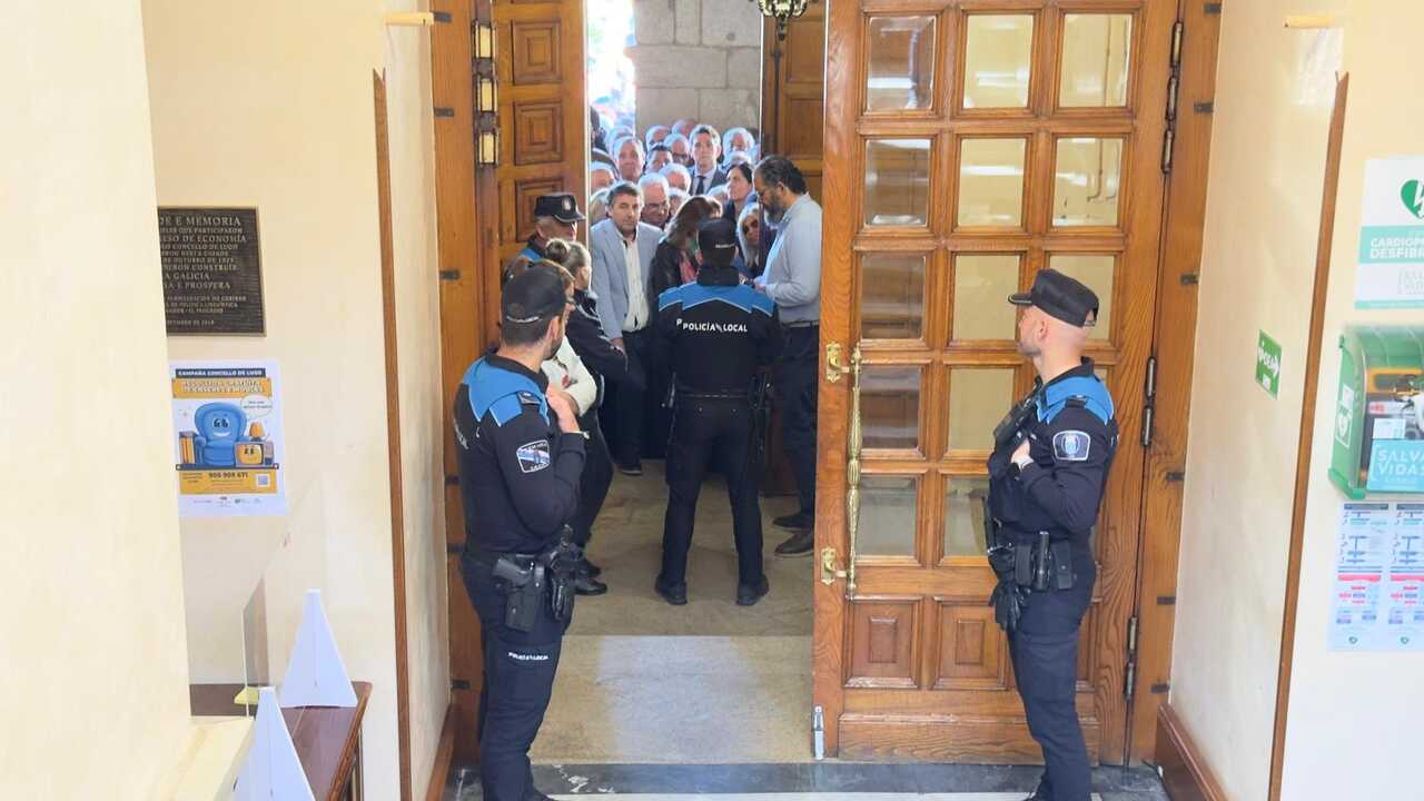 La Policía Local controla el acceso a la Casa do Concello. Pradero