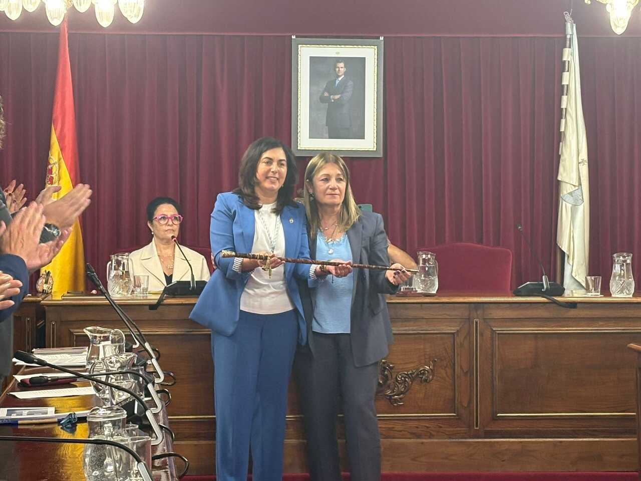 Elena Candia recibe el bastón de mando de Flor Rubinos.