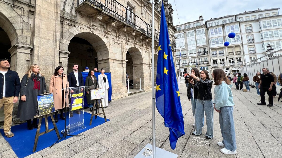 Izado de la bandera de la Unión Europea.